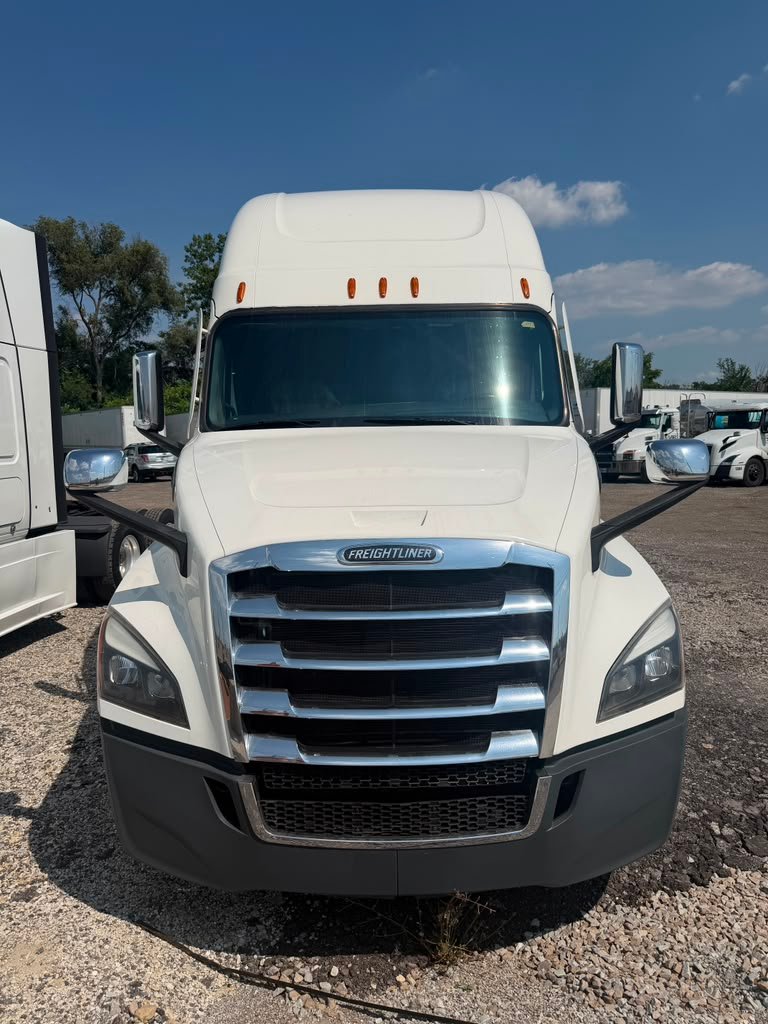 WhatsApp Image 2026-07-15 at 13.51.03 (1) 2022 Freightliner Cascadia 126 Raised Roof Sleeper - Image 1